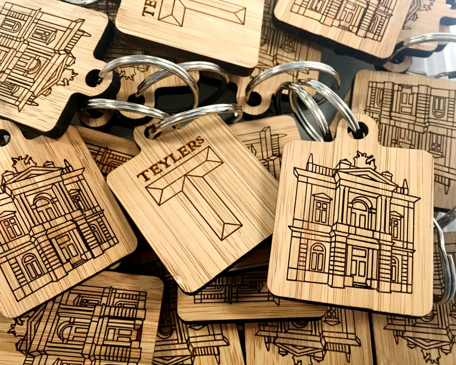 Gegraveerde bamboe sleutelhangers van Teylers Museum