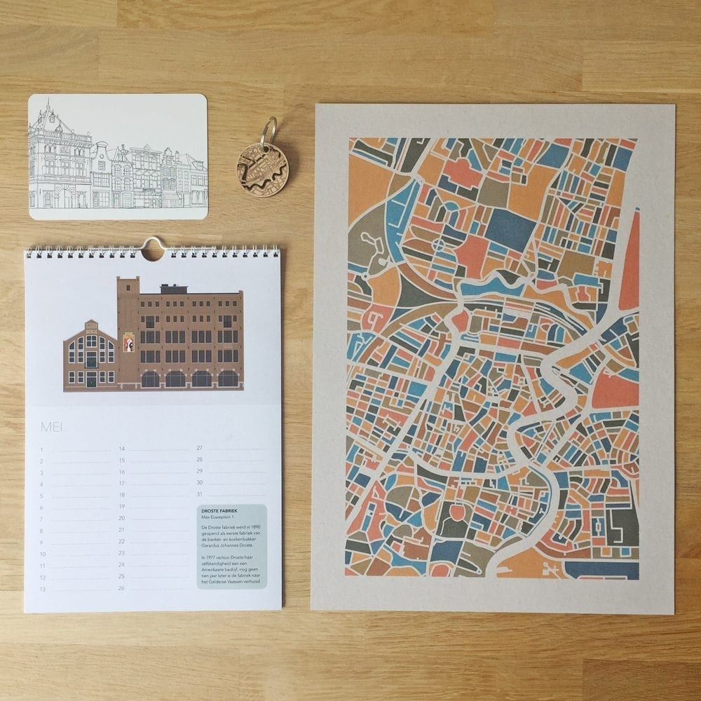 Haarlemse kalender, ansichtkaart, sleutelhanger en kleurrijke stadskaart van Haarlem, producten uit 2017
